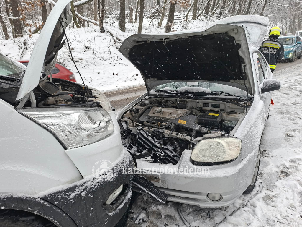 összeütközött gépkocsik