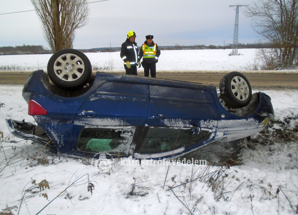 autó az árokban, fejtetőre borulva