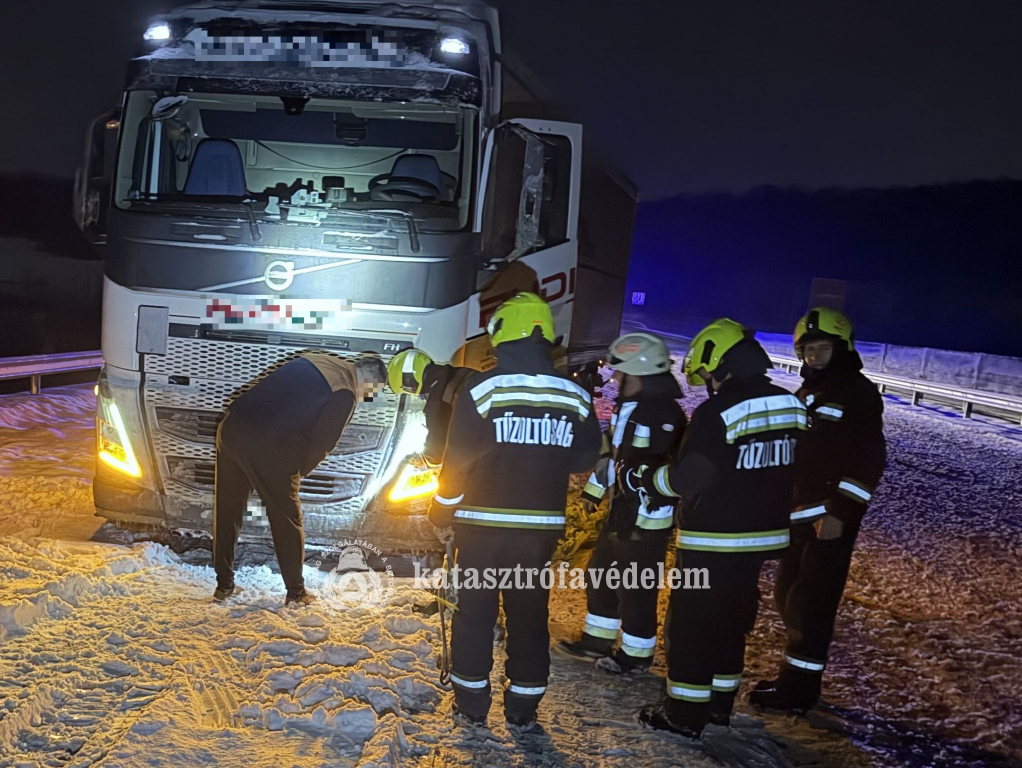 elakadt teherautó, tűzoltók