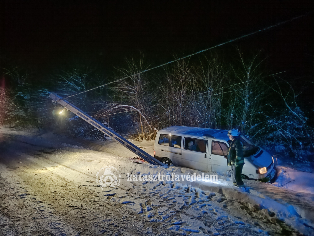 kisbusz az árokban, kidőlt villanyoszlop, tűzoltó