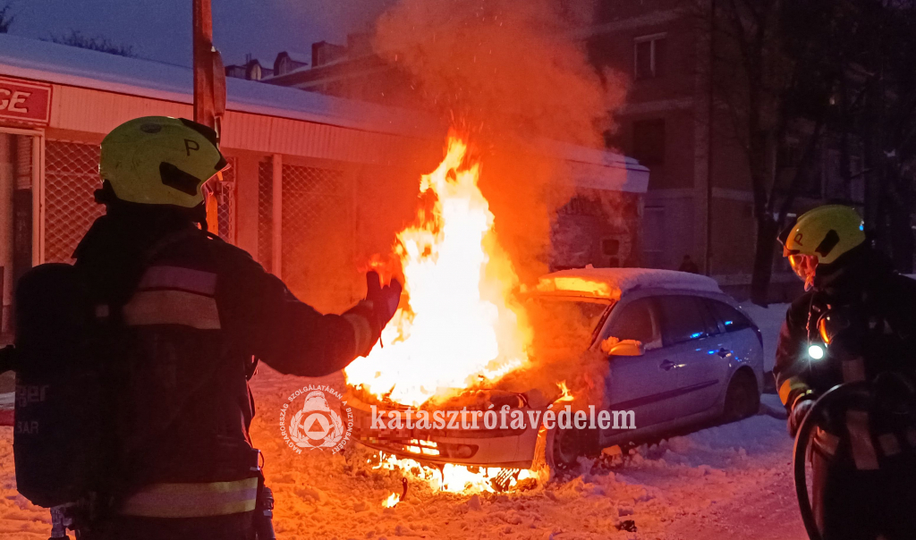 égő személyautó, tűzoltók