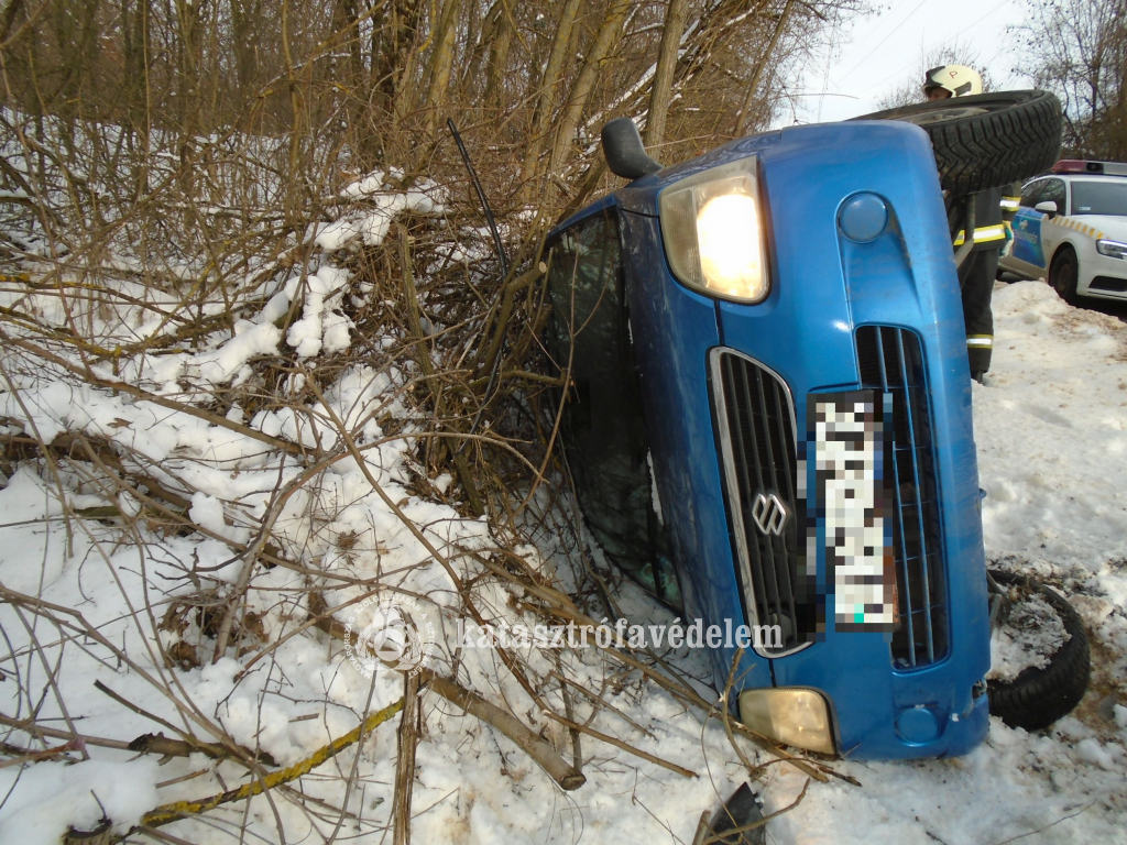 oldalára borult személyautó