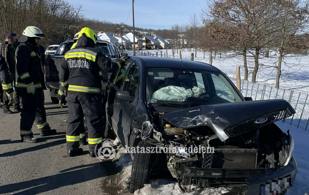 autó törött motorháztetővel, tűzoltók