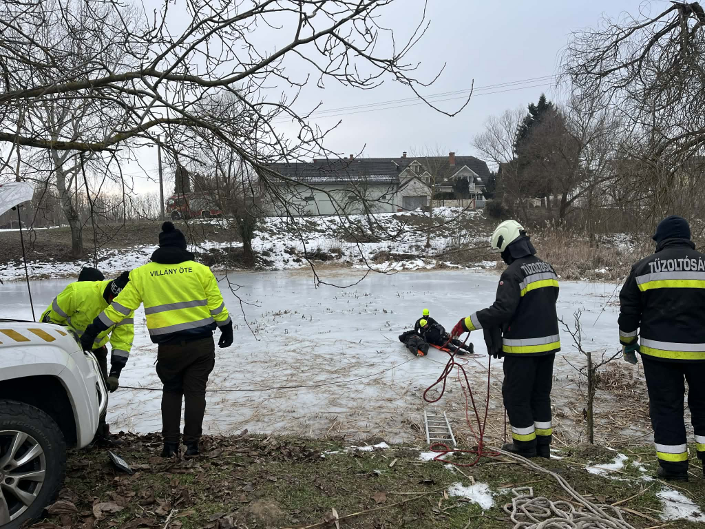 tűzoltók a parton és a jégen