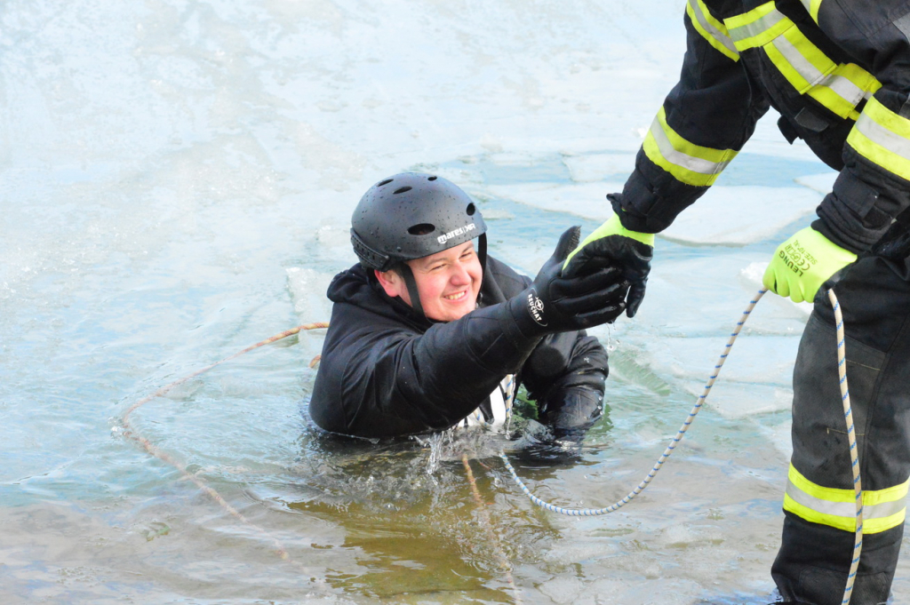 segítő kéz a vízben lévő embernek