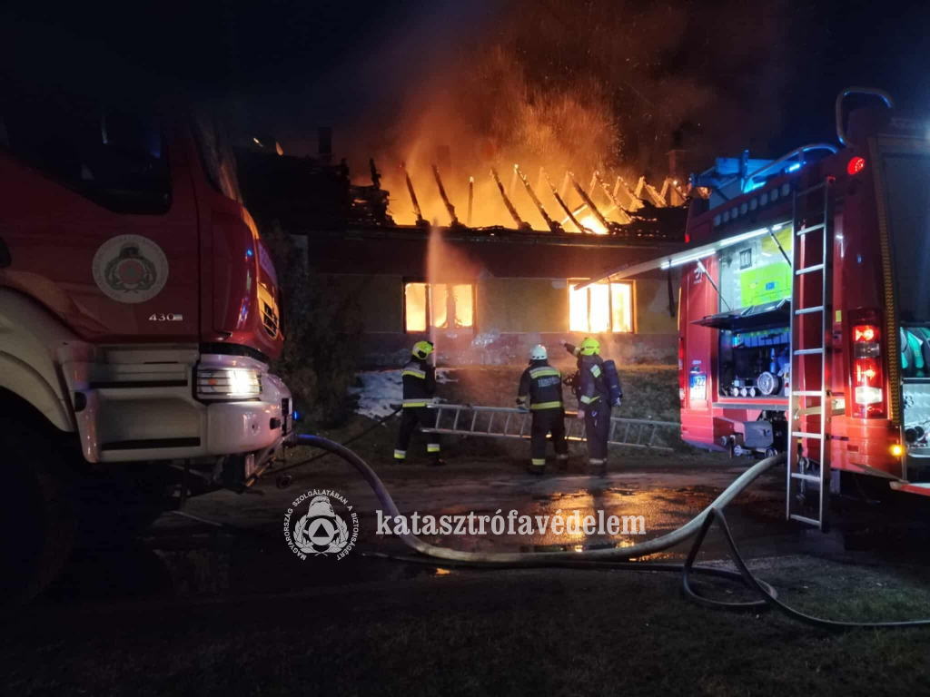 égő ház, tűzoltók, tűzoltóautók