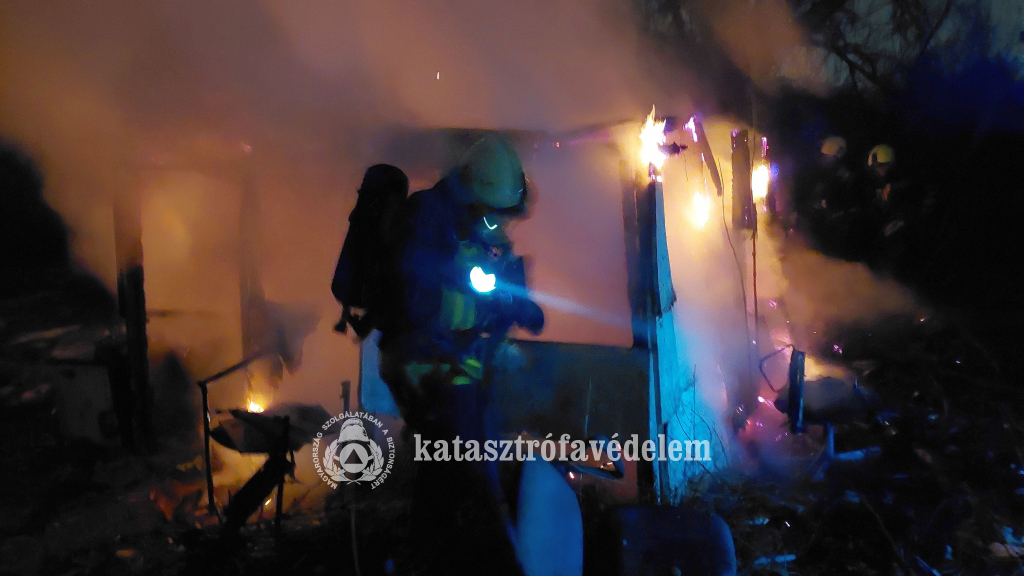 tűzoltó, égő épület