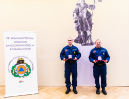 Tűzoltók elismerést vesznek át