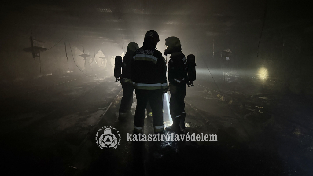 tűzoltók az épületben