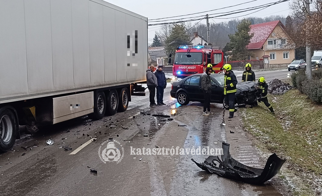 a baleset helyszíne: autó, teherautó, tűzoltók, tűzoltóautó, civilek