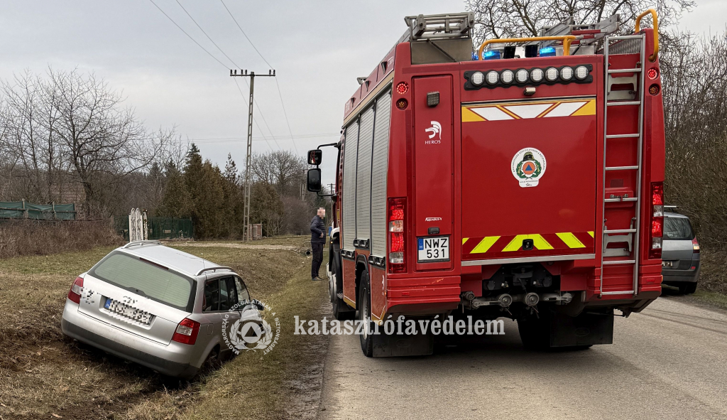 autó az árokban, mellette tűzoltóautó