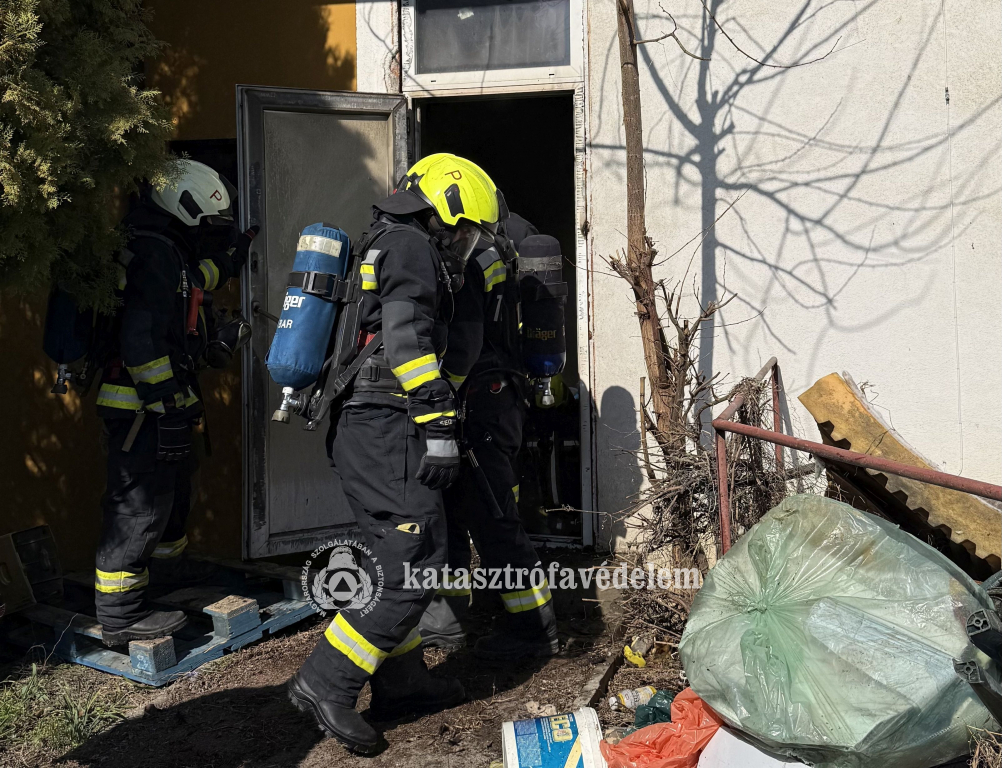 tűzoltók mennek le a pincébe