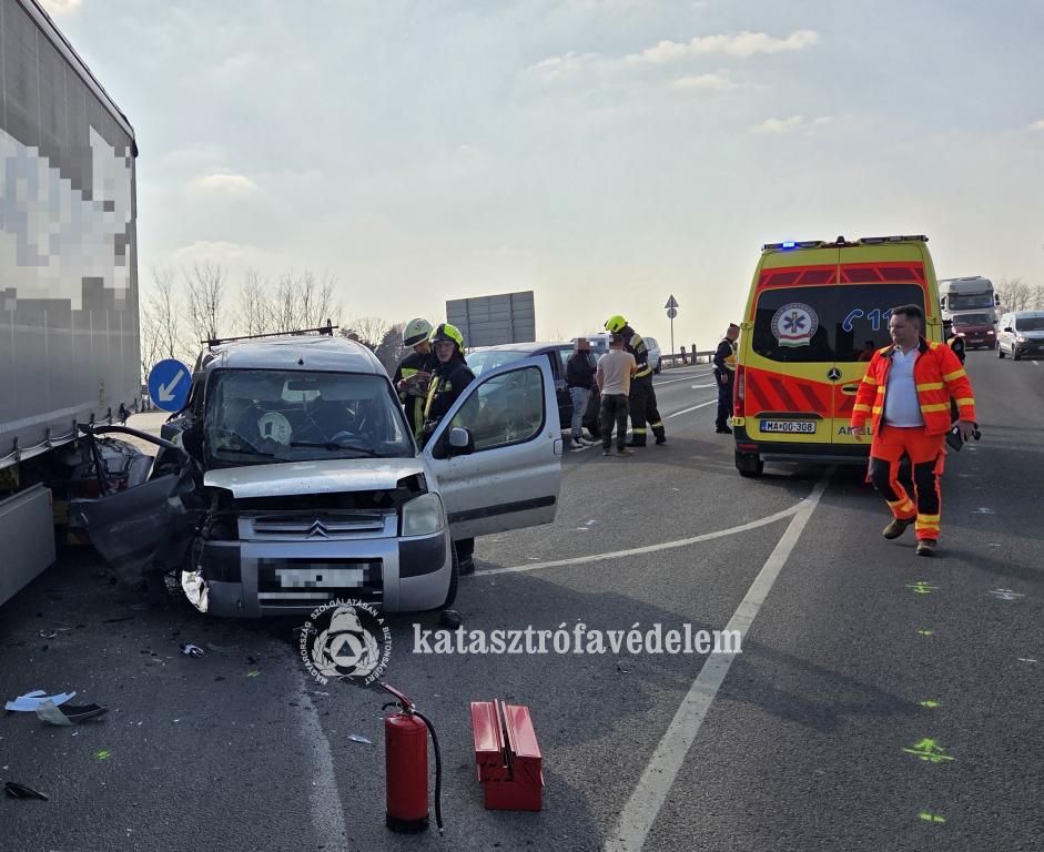 tűzoltók, mentő a baleset helyszínén
