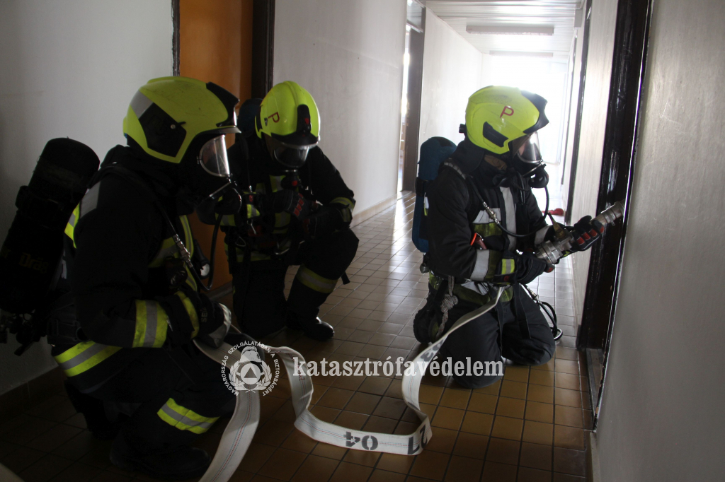 tűzoltók a gyakorlaton