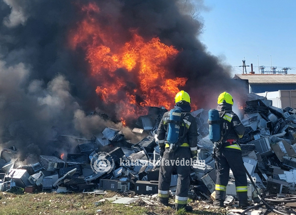 tűzoltók oltják a lángoló szeméthalmot