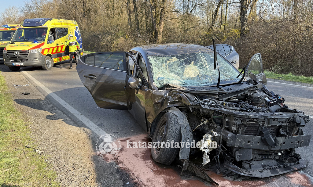 összetört személyautó, mögötte mentőautók