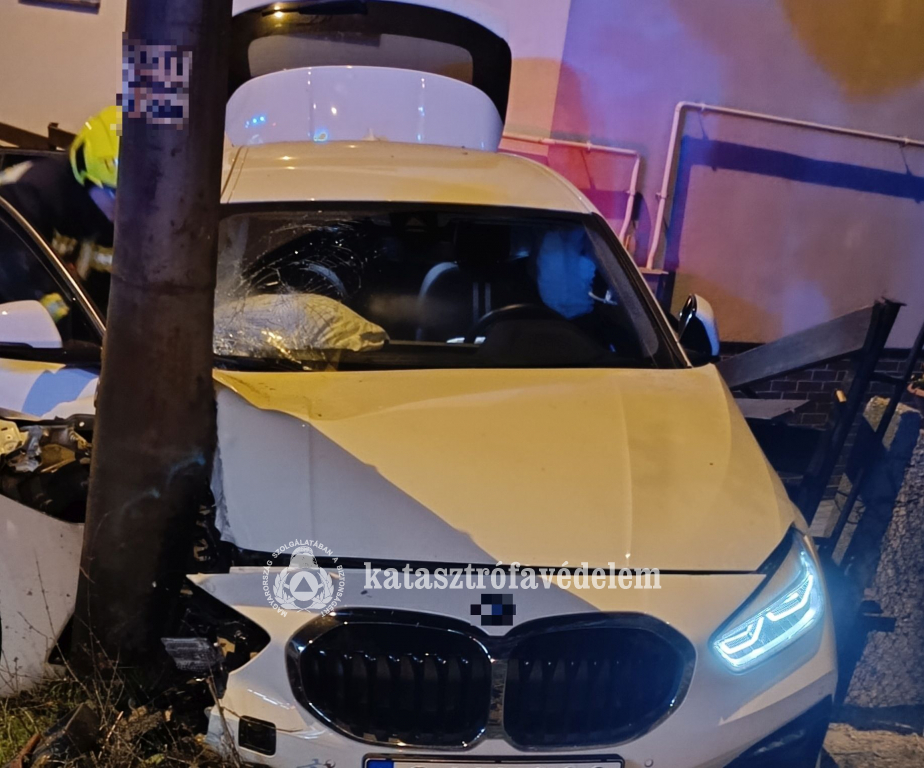 oszlopnak ütközött autó