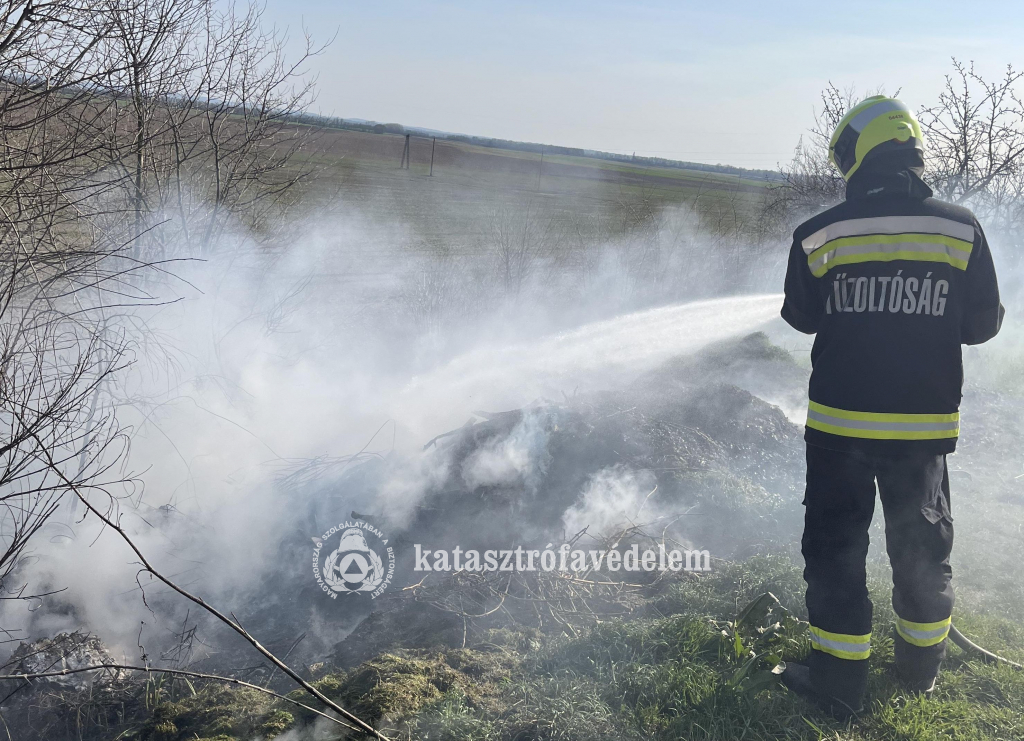 tűzoltó beavatkozik a káresetnél