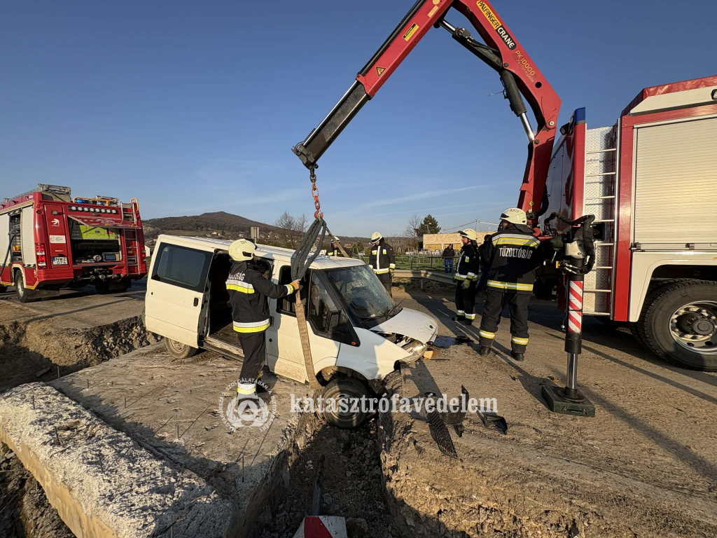 műszaki mentést végző tűzoltók