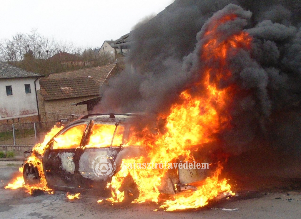 lángoló személyautó