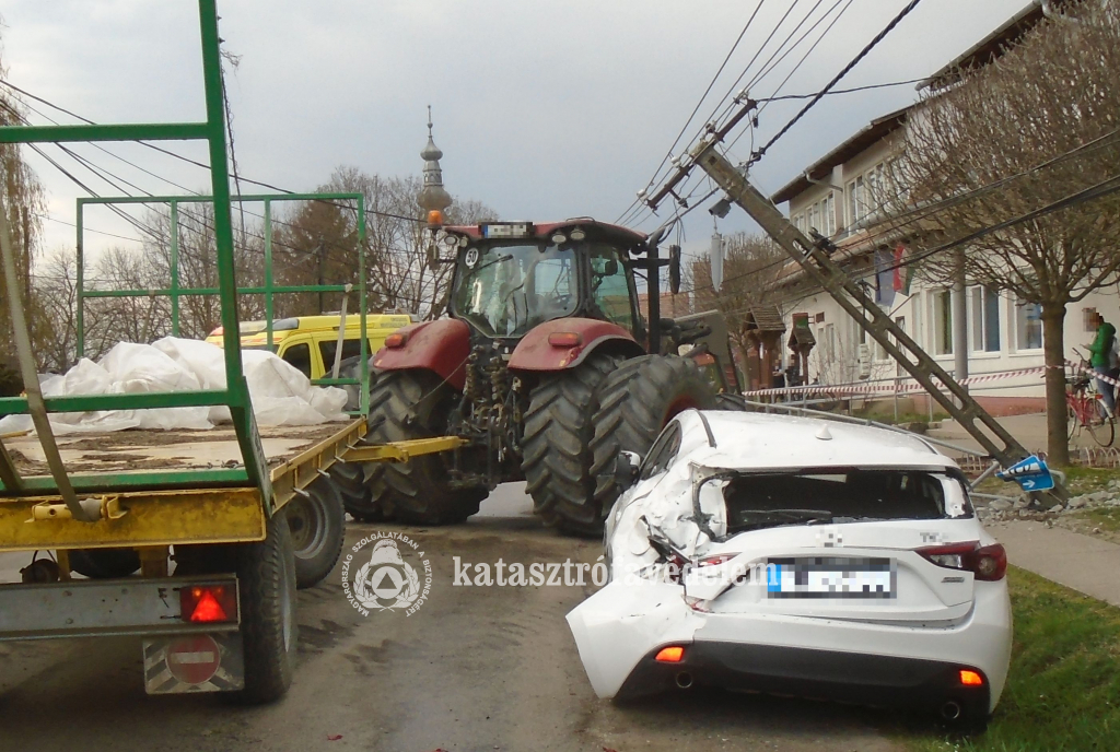 traktor, személyautó, villanyoszlop