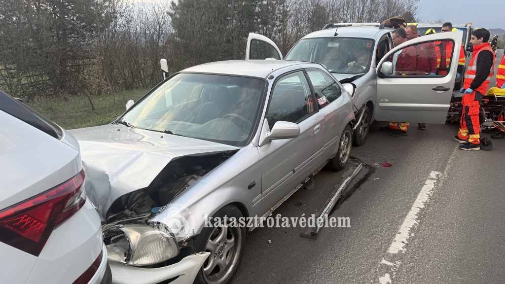 egymásba szaladt személyautók, mentősök