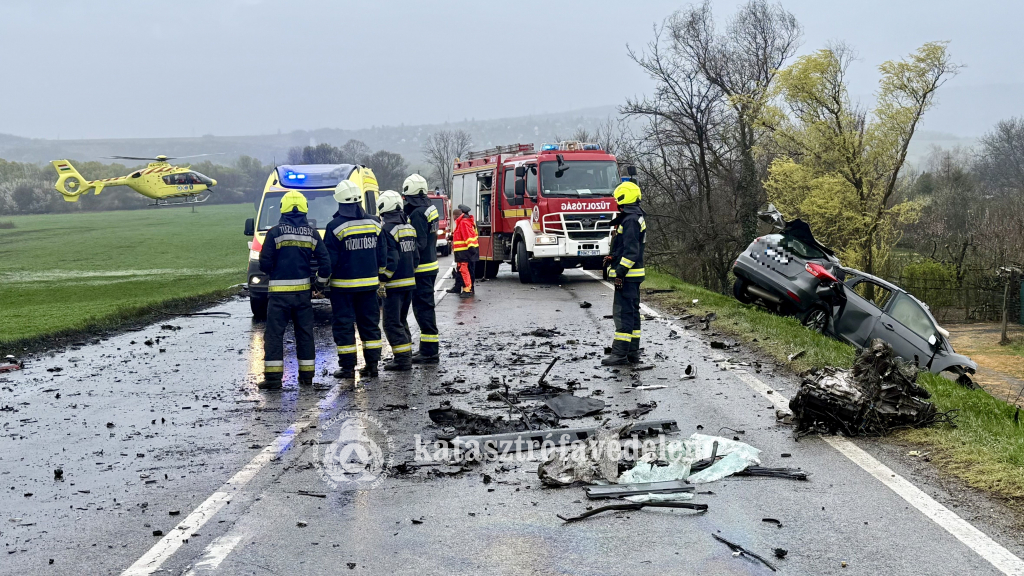 tűzoltók a baleset helyszínén