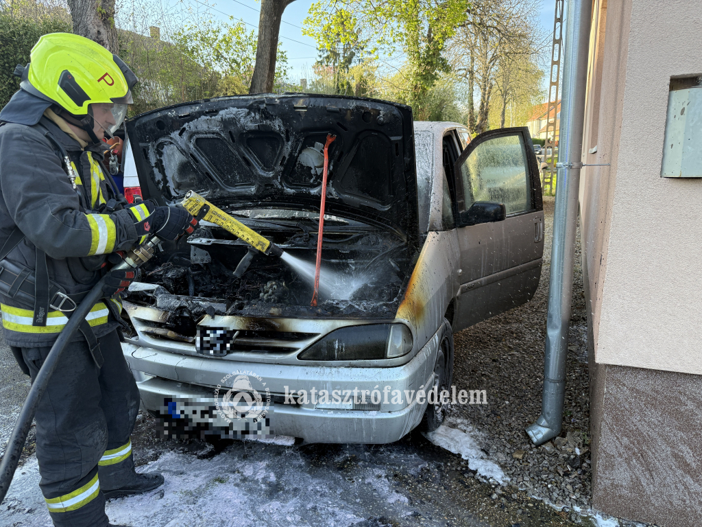 tűzoltó oltja a motorteret