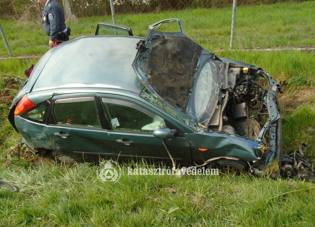 autó az árokban