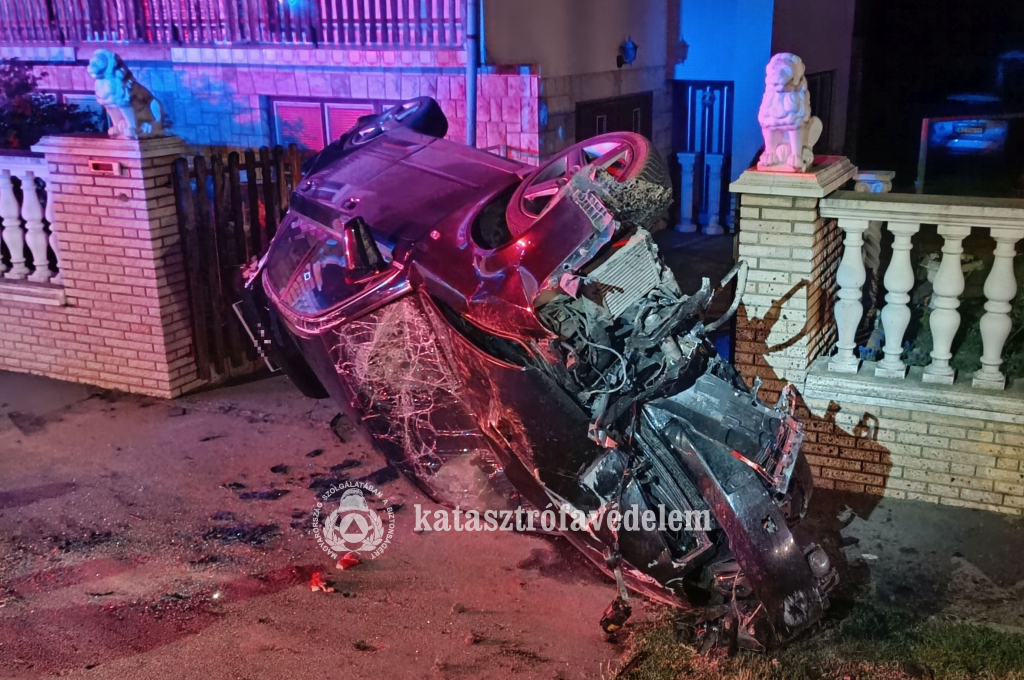 felborult, összetört autó