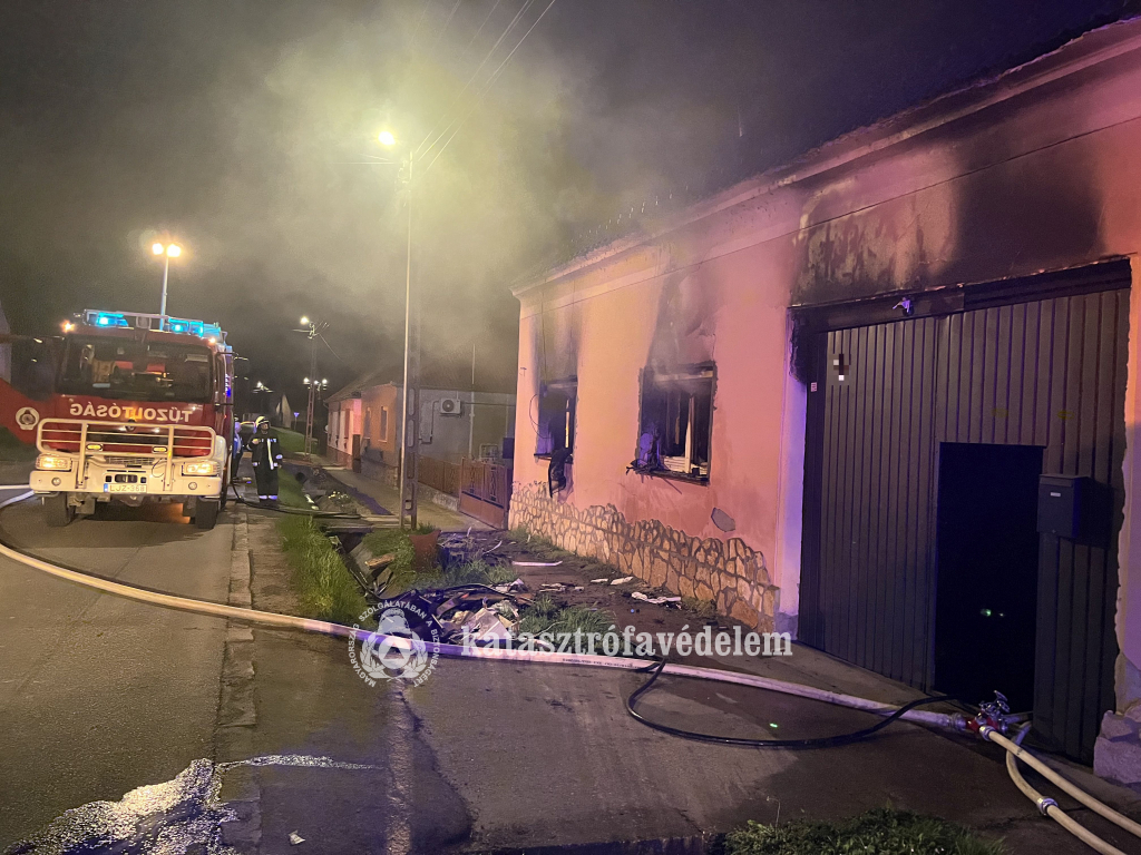 utcakép: kiégett ház, tűzoltóautó