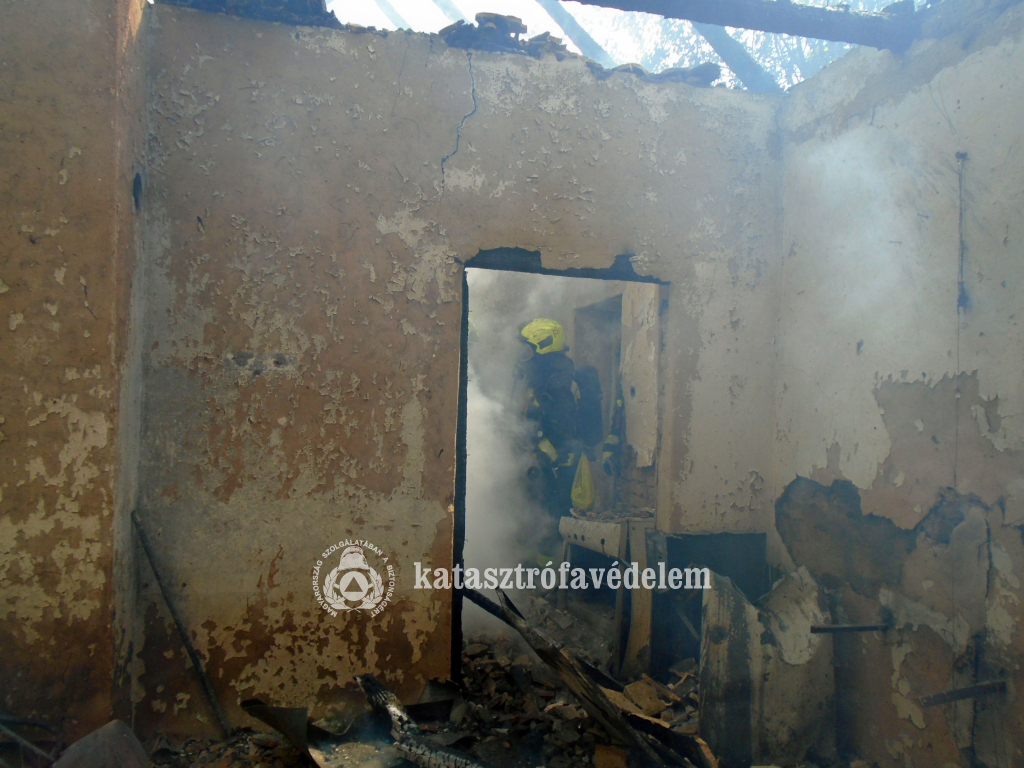 tűzoltó az épületben