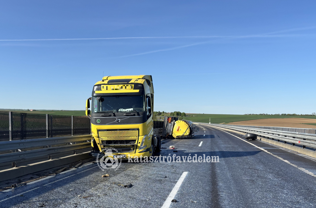 teherautó az autópályán