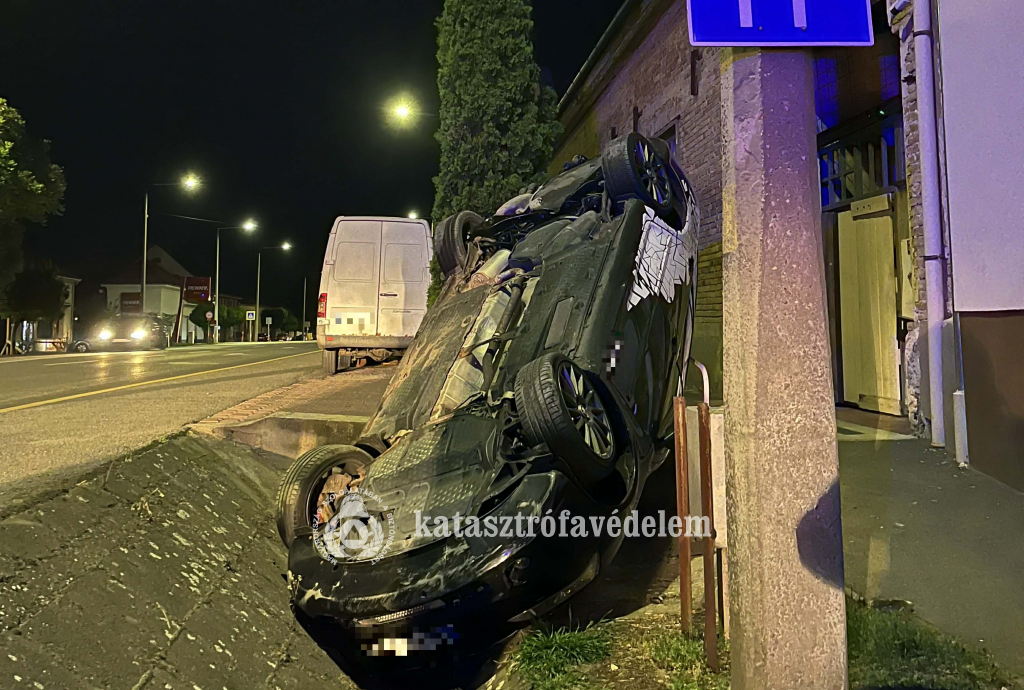 felborult autó az árokban