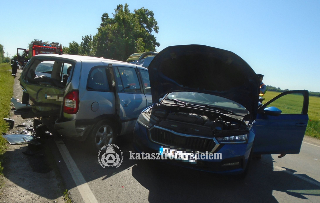 személyautók összetörve a baleset helyszínén
