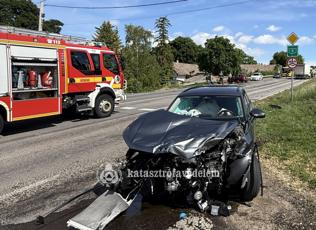 törött autó, mögötte tűzoltóautó