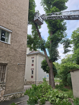 A viharos időjárás megrongálta egy társasház szigetelését is.