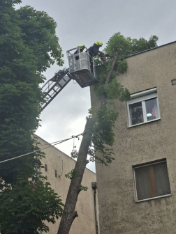 A viharos időjárás megrongálta egy társasház szigetelését is.
