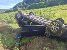 Mánfa külterületén egy autó a mezőn állt meg fejtetőre borulva.