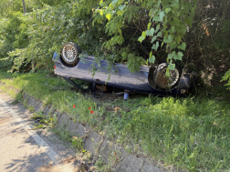 Belvárdgyulán egy fa tövében állt meg az autó fejtetőn.