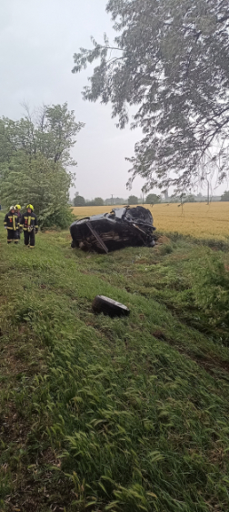 A 6-os úton egy autó sodródott le az útról.
