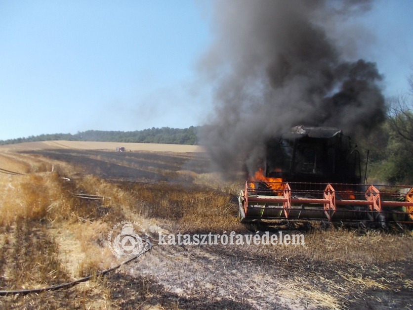 égő munkagép, leégett búzatábla