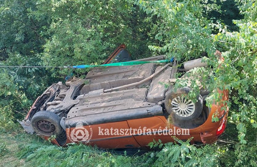 felborult autó