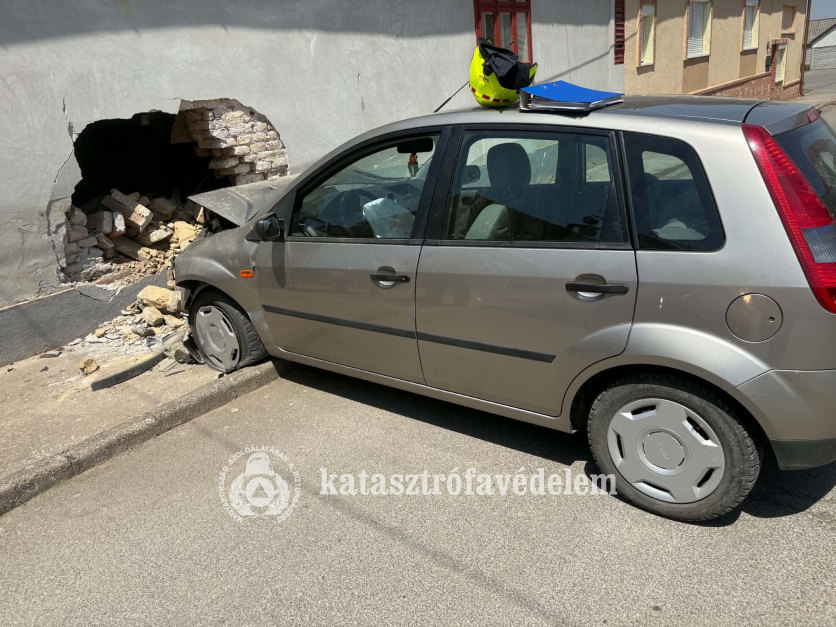 falnak csapódott autó