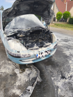 Pécsett egy autó motorterében keletkezett tűz.