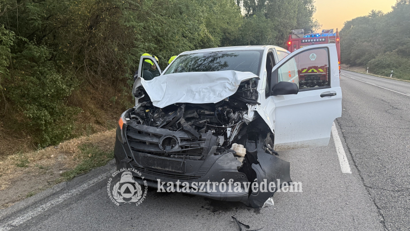 törött személyautó