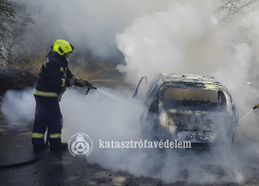 tűzoltó oltja a kocsit