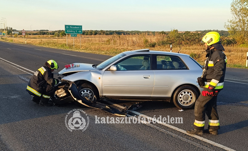 műszaki mentést végző tűzoltók