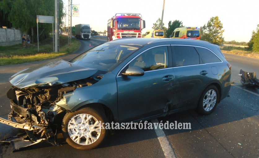 összeroncsolódott autó