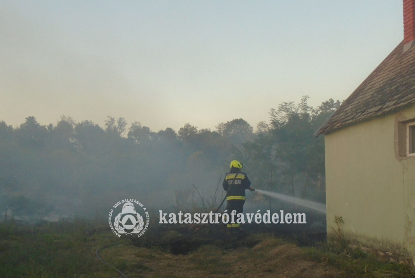 tűzoltó oltja a területet